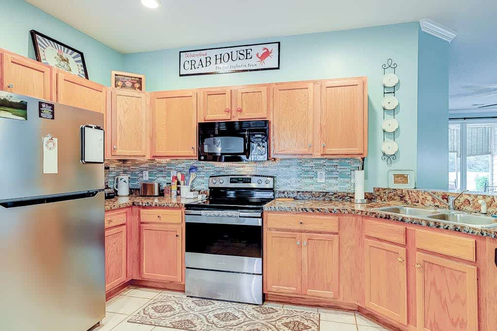 Fairway-view condo with screened porch, AC, W/D, pool, hot tub, & tennis