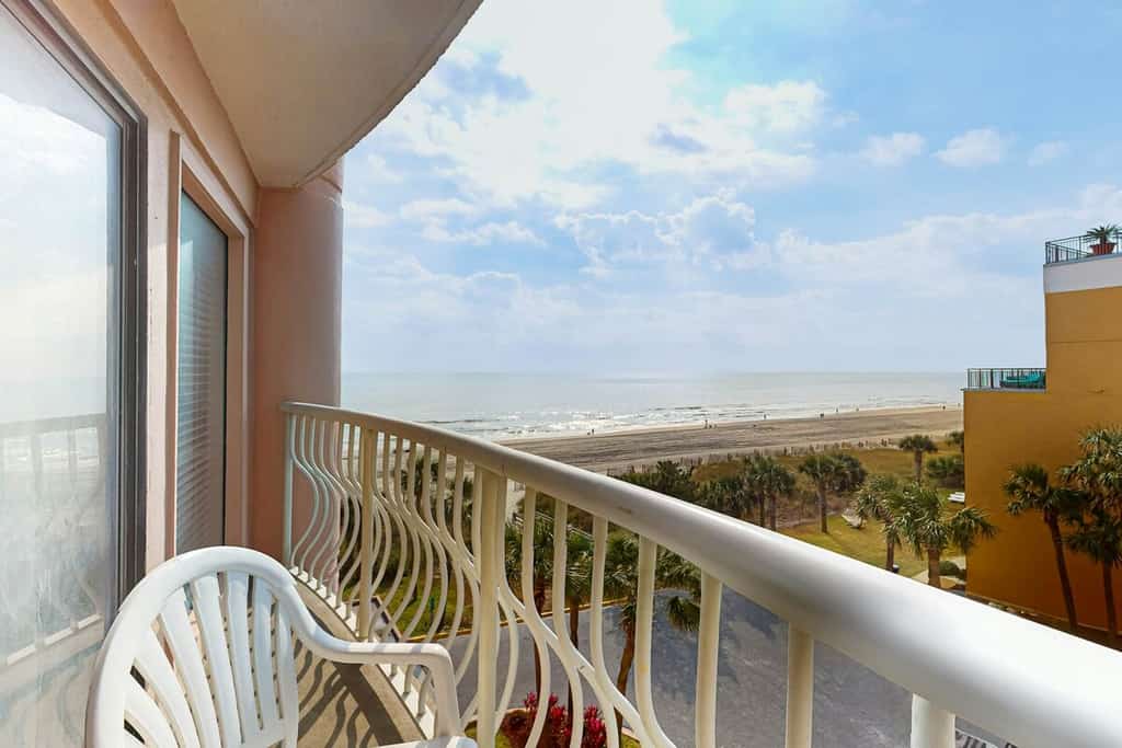 Beachfront condo with ocean views, on-site pool, WiFi - snowbird friendly