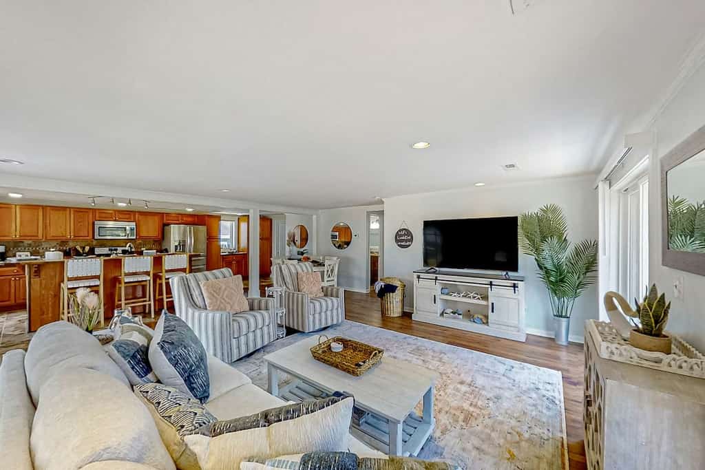 Lands End | House in Murrells Inlet on the marsh front with balcony and grill