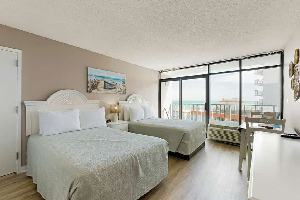 Newly renovated beachfront studio with pools, hot tub, fitness room