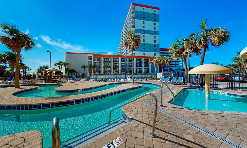 Newly renovated beachfront studio with pools, hot tub, fitness room