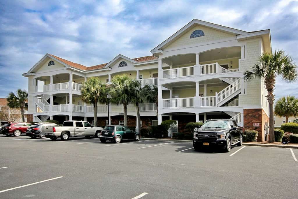 Lovely condo with turquoise pool, balcony, open layout, central AC, & W/D