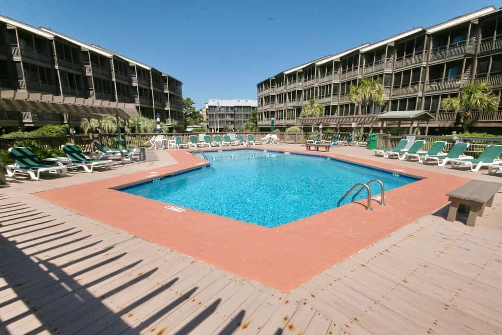Oceanview condo with pool, hot tub, private balcony & beach access