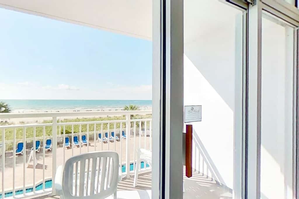 2nd floor oceanfront condo w/ shared hot tub, shared pool, free WiFi, balcony