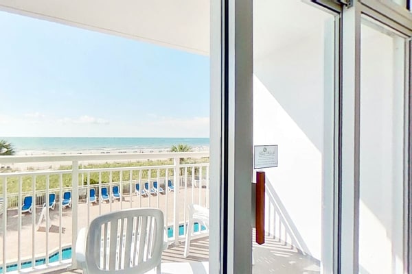 2nd floor oceanfront condo w/ shared hot tub, shared pool, free WiFi, balcony