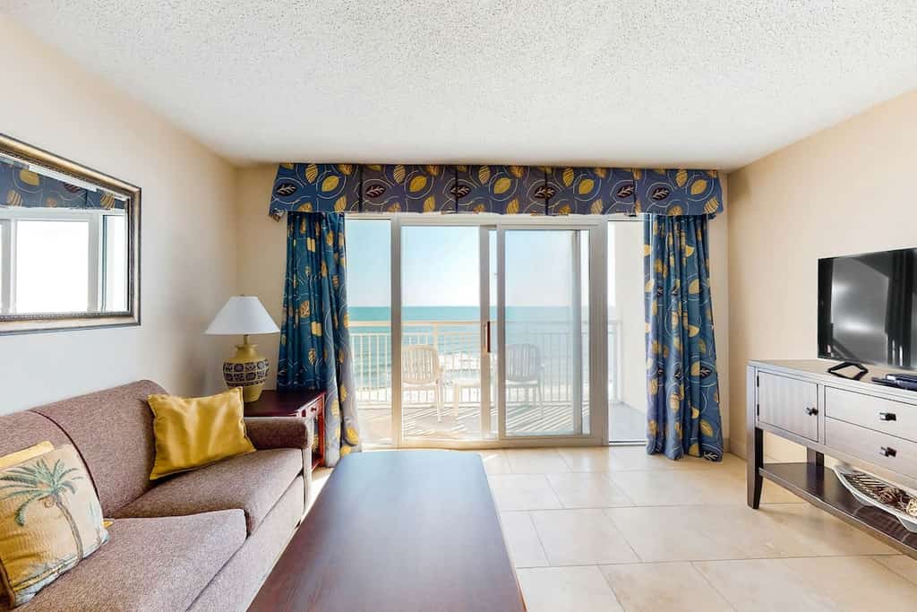 8th floor oceanfront condo w/ shared pool, balcony, free WiFi, central AC