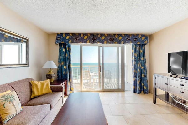 8th floor oceanfront condo w/ shared pool, balcony, free WiFi, central AC