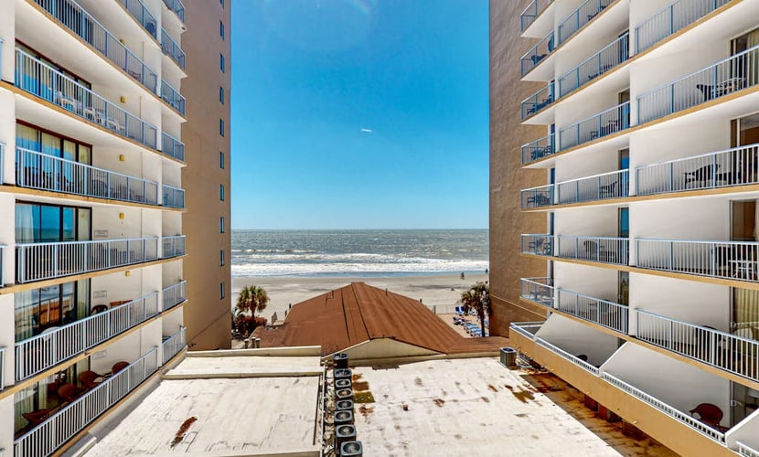 On the sand studio with pools, hot tub, lazy river, picnic area, & beach access
