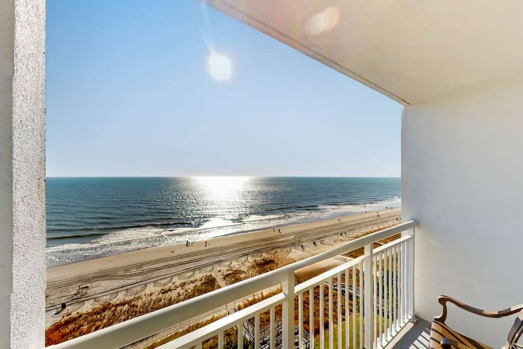 10th-floor oceanfront studio with beach views, full kitchen, hot tubs, pools, AC