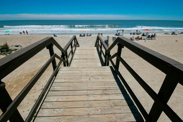 Lovely oceanfront condo with pool, sauna, hot tub, game room, & washer/dryer