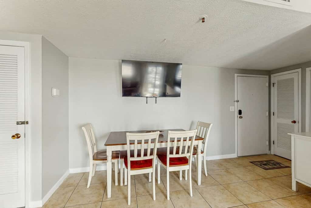 Lovely oceanfront condo with pool, sauna, hot tub, game room, & washer/dryer
