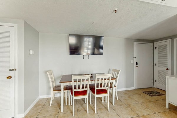 Lovely oceanfront condo with pool, sauna, hot tub, game room, & washer/dryer