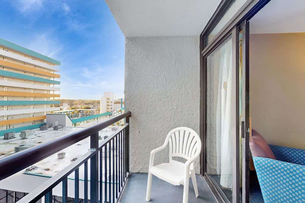 9th floor studio with private balcony, pools, direct beach access & golf nearby