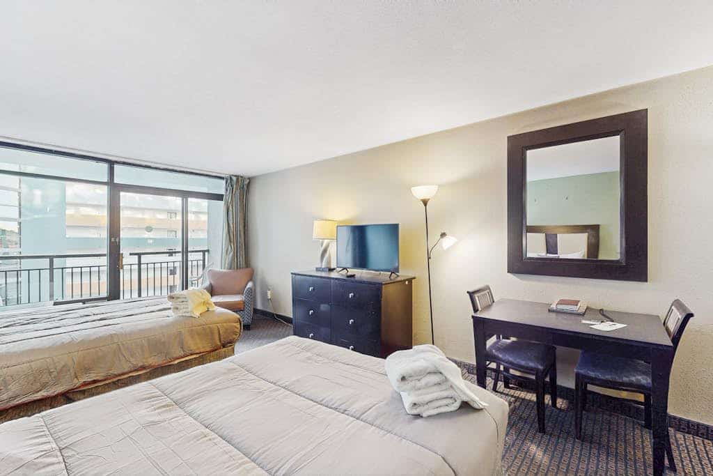 9th floor studio with private balcony, pools, direct beach access & golf nearby