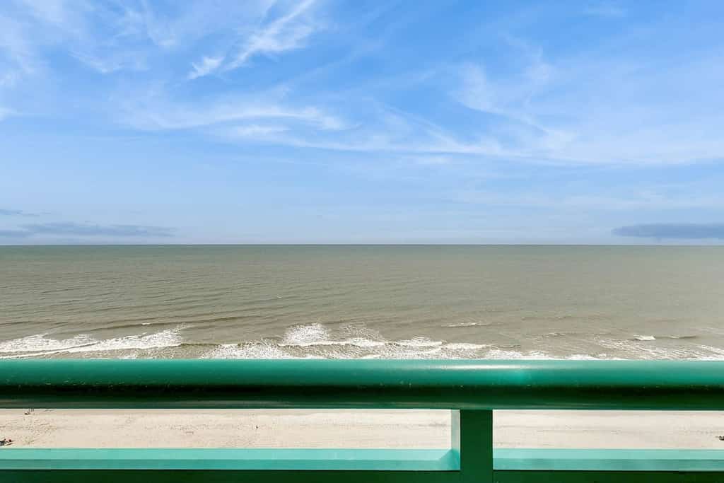 Oceanfront studio with private balcony, pool & direct beach access