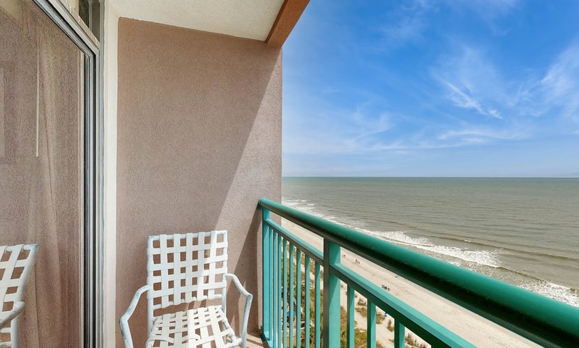 Oceanfront studio with private balcony, pool & direct beach access