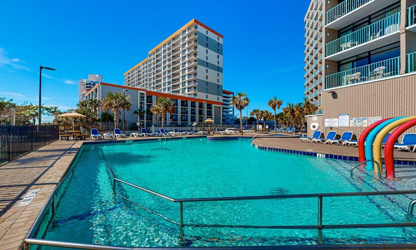 Bright condo with balcony view, indoor/outdoor pools, hot tub & beach access