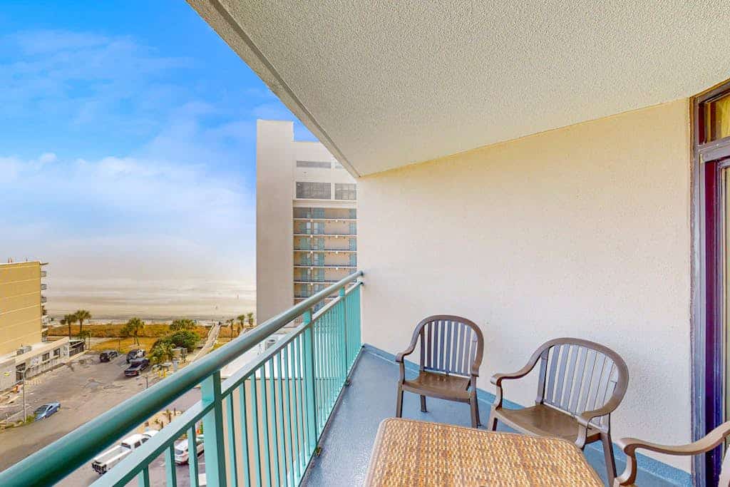 Bright condo with balcony view, indoor/outdoor pools, hot tub & beach access