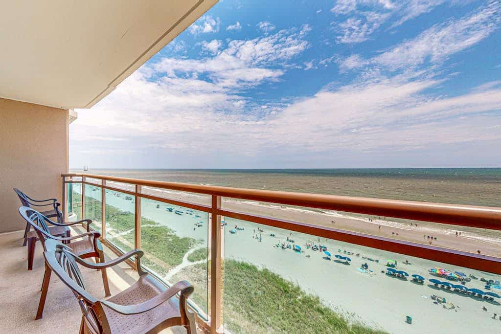 9th-floor oceanfront condo with balcony, central AC & hot tub