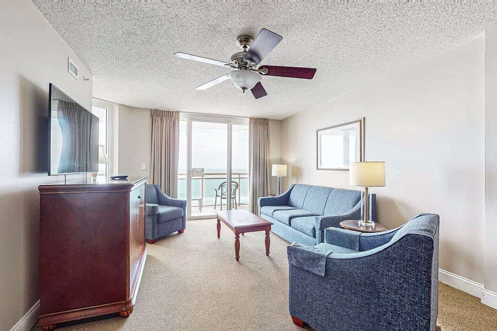 9th-floor oceanfront condo with balcony, central AC & hot tub