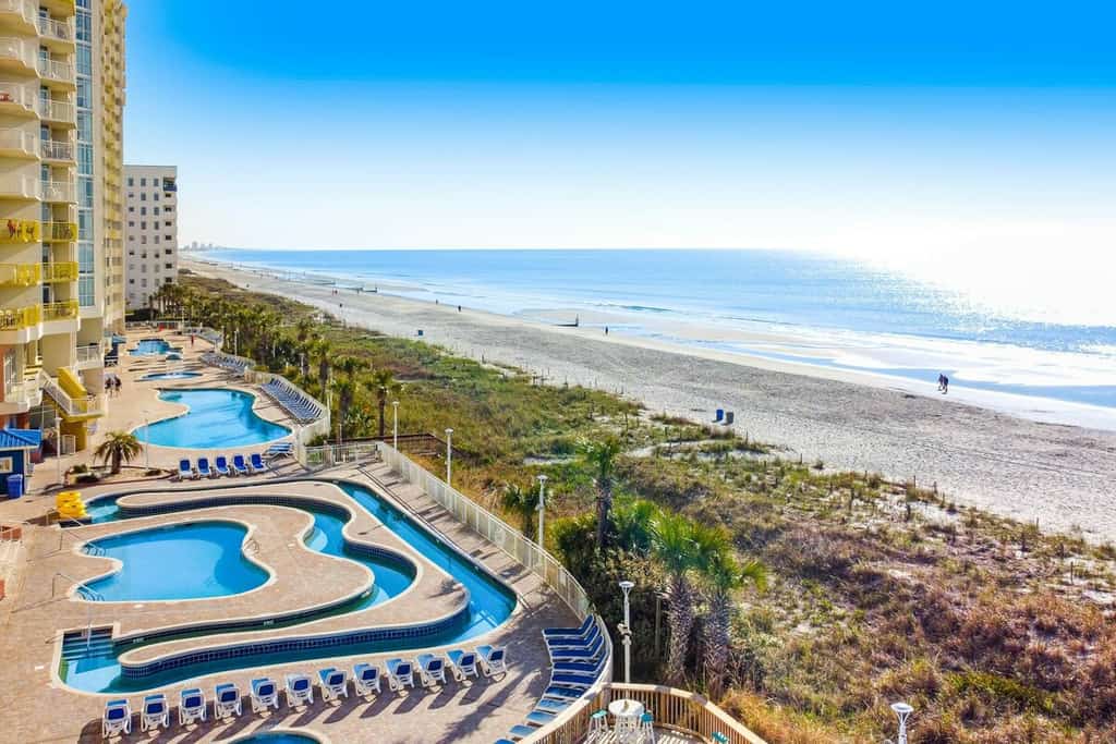 17th floor studio w/ central AC, shared hot tub, balcony, shared pool, & WiFi
