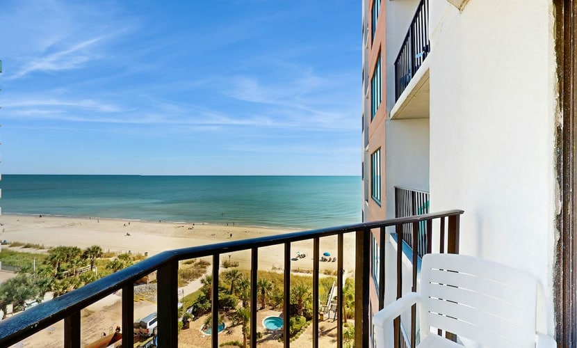 Oceanview condo with private balcony, pool & direct beach access