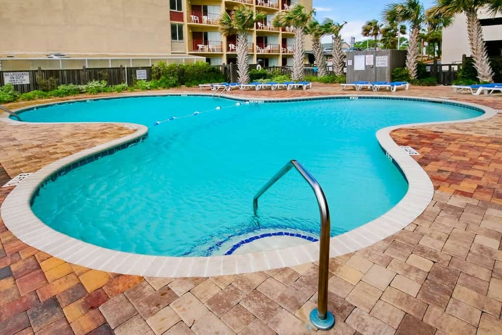 Oceanview condo with private balcony, pool & direct beach access