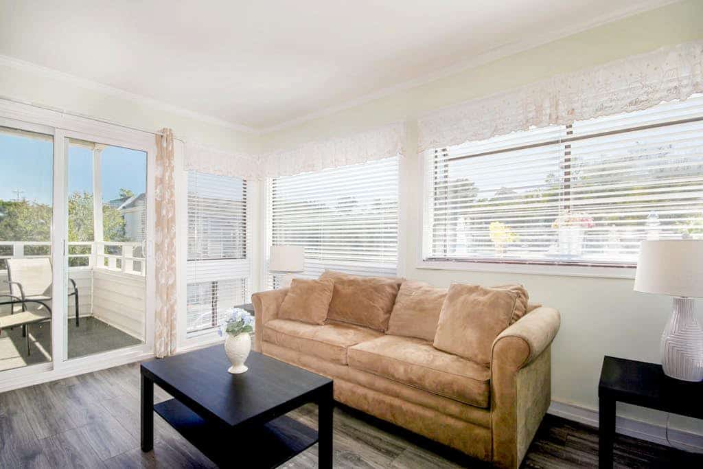 Comfortable condo with two pools, sauna, hot tub, tennis - walk to the beach