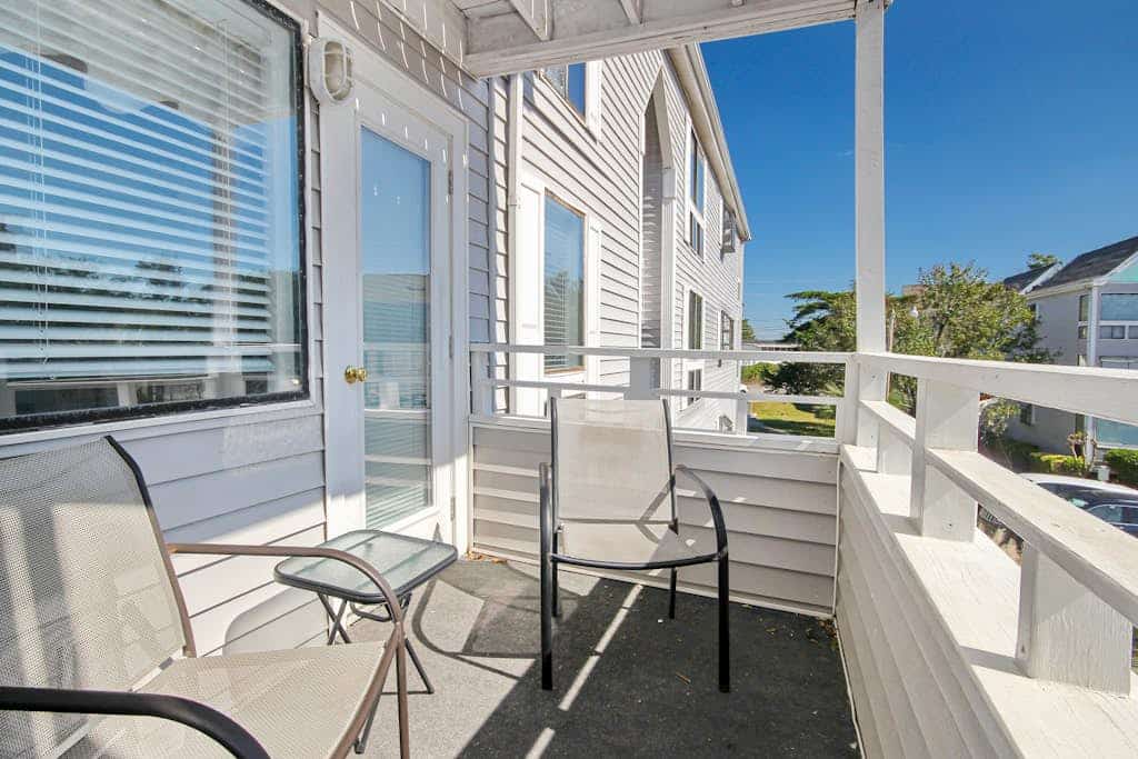Comfortable condo with two pools, sauna, hot tub, tennis - walk to the beach