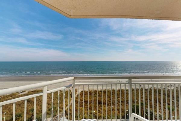 8th floor oceanfront condo w/ free WiFi, shared hot tub, central AC, balcony