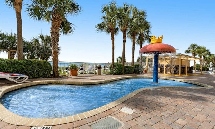 8th-floor oceanfront snowbird-friendly condo with hot tubs, pools & lazy river