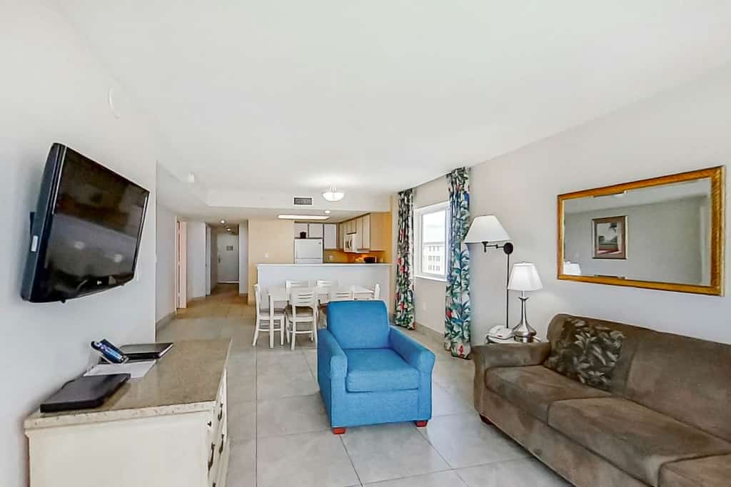 8th-floor oceanfront snowbird-friendly condo with hot tubs, pools & lazy river