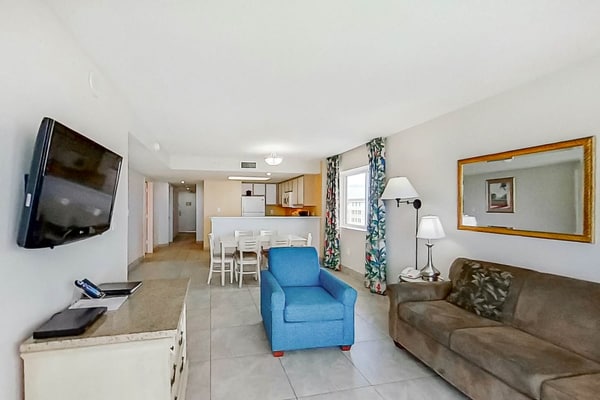 8th-floor oceanfront snowbird-friendly condo with hot tubs, pools & lazy river