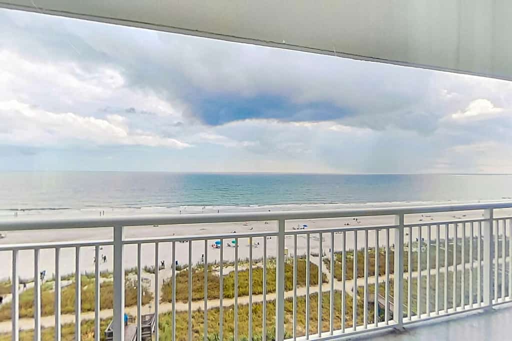 8th-floor oceanfront snowbird-friendly condo with hot tubs, pools & lazy river