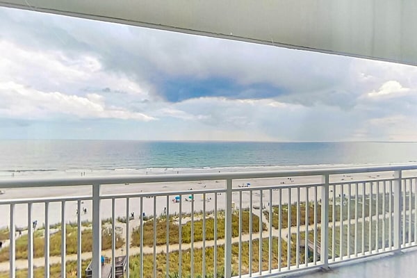 8th-floor oceanfront snowbird-friendly condo with hot tubs, pools & lazy river