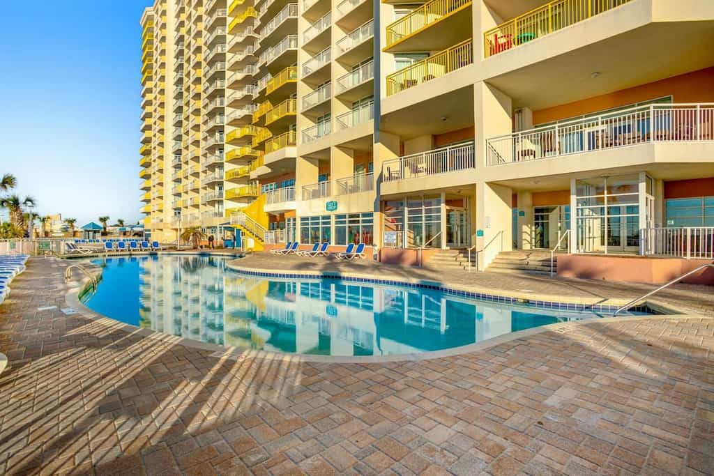 3rd floor oceanfront condo w/shared pool, central AC, shared hot tub, balcony