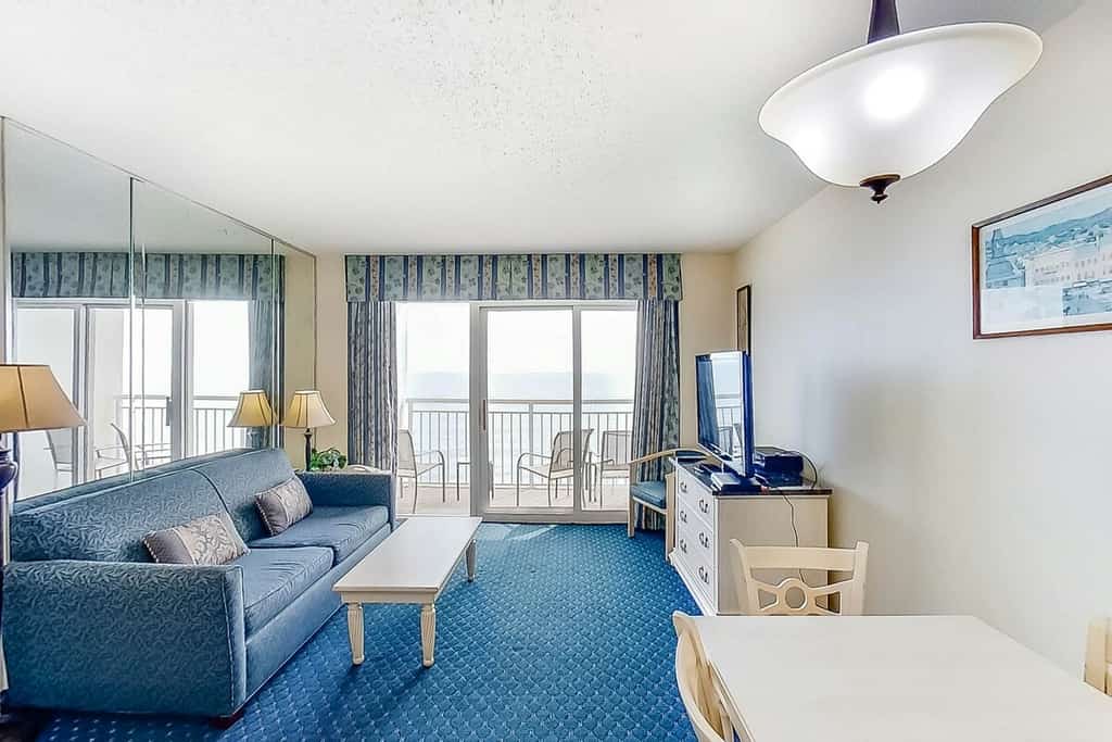 14th floor oceanfront condo w/ shared hot tub, shared pool, central AC, balcony