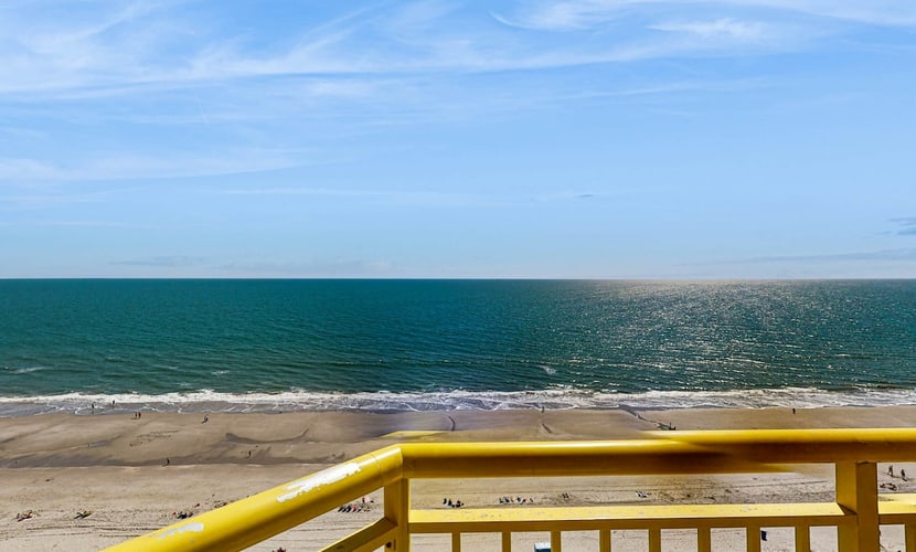 15th floor oceanfront condo w/ shared pool, WiFi, balcony, central AC