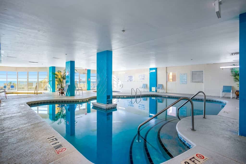 15th floor oceanfront condo w/ shared pool, WiFi, balcony, central AC