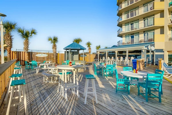 15th floor oceanfront condo w/ shared pool, WiFi, balcony, central AC