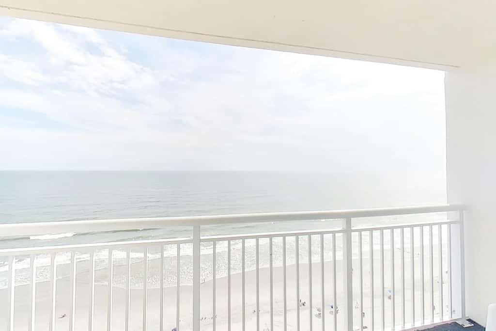 16th floor oceanfront condo w/ shared pool/hot tub, central AC, WiFi, balcony