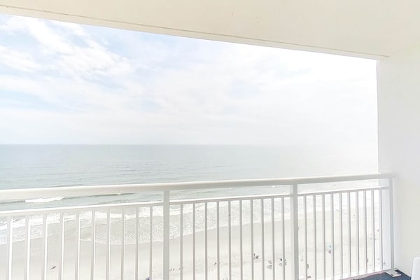16th floor oceanfront condo w/ shared pool/hot tub, central AC, WiFi, balcony