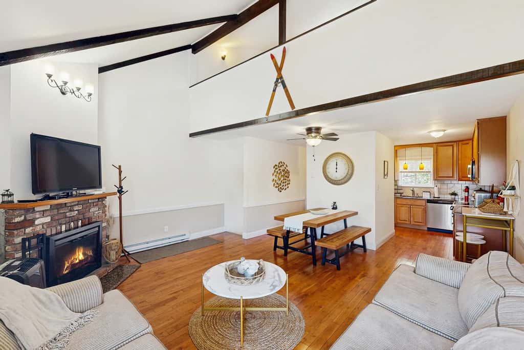 Cozy 3BR Condo- Indoor Pool- Near Ski & Waterpark