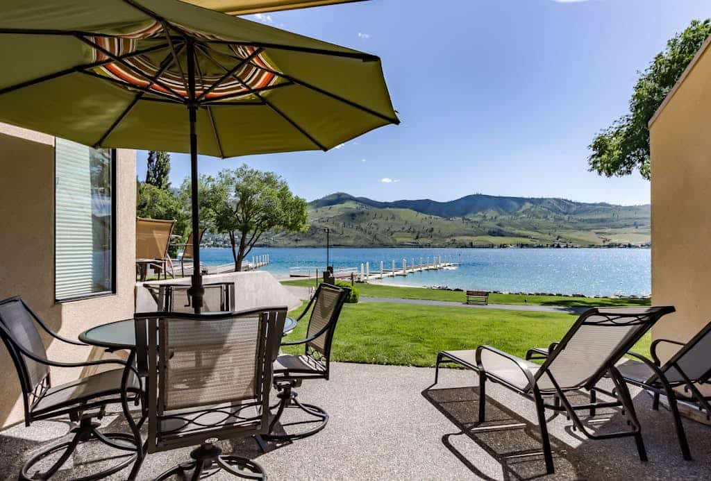 Lovely Lakeside Condo with Views and Access to Shared Hot Tub and Pools