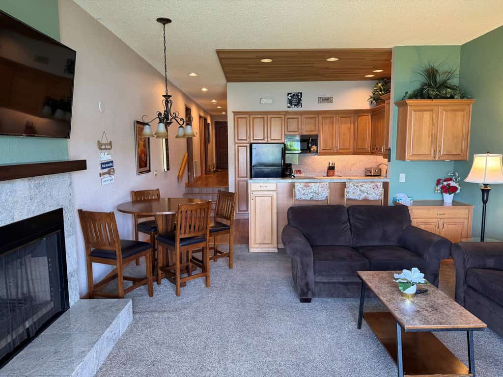 Waterfront condo on the Lake with Shared Pool, Hot Tub, and More