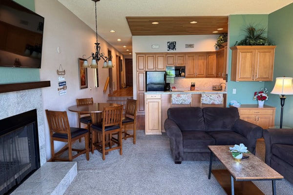 Waterfront condo on the Lake with Shared Pool, Hot Tub, and More