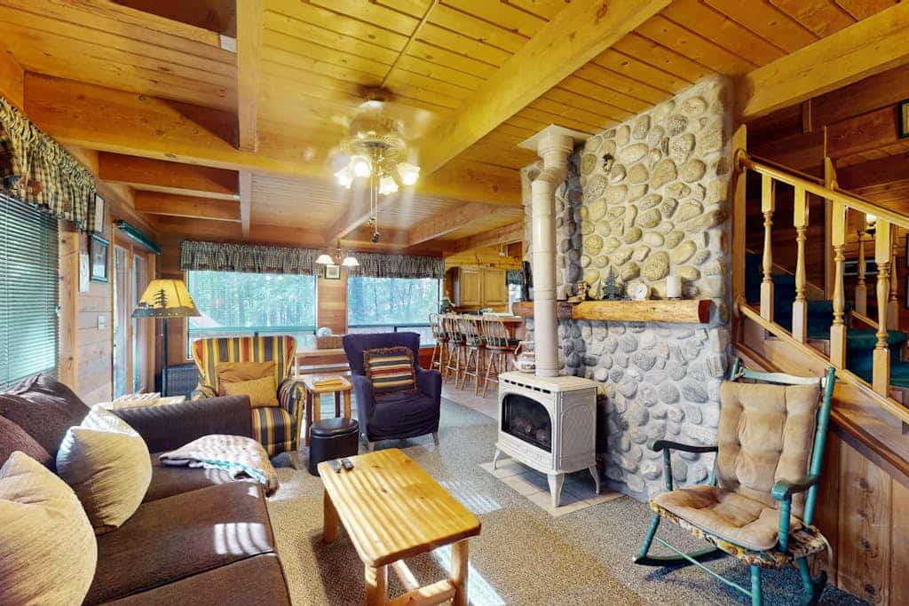 Cozy, dog-friendly cabin w/ decks & mountain views