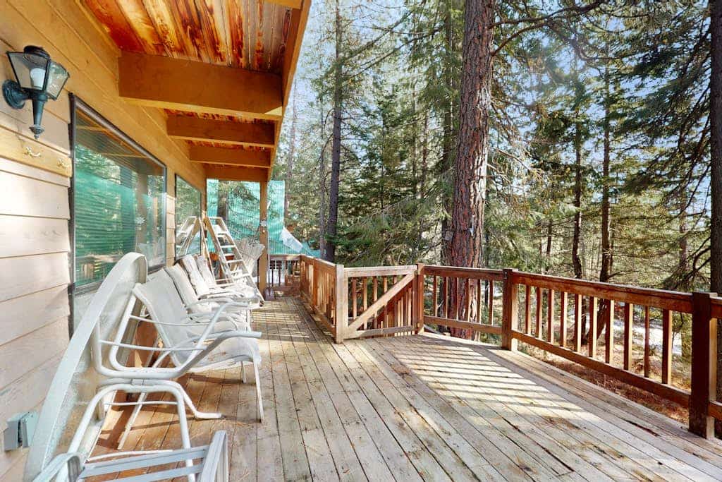 Cozy, dog-friendly cabin w/ decks & mountain views