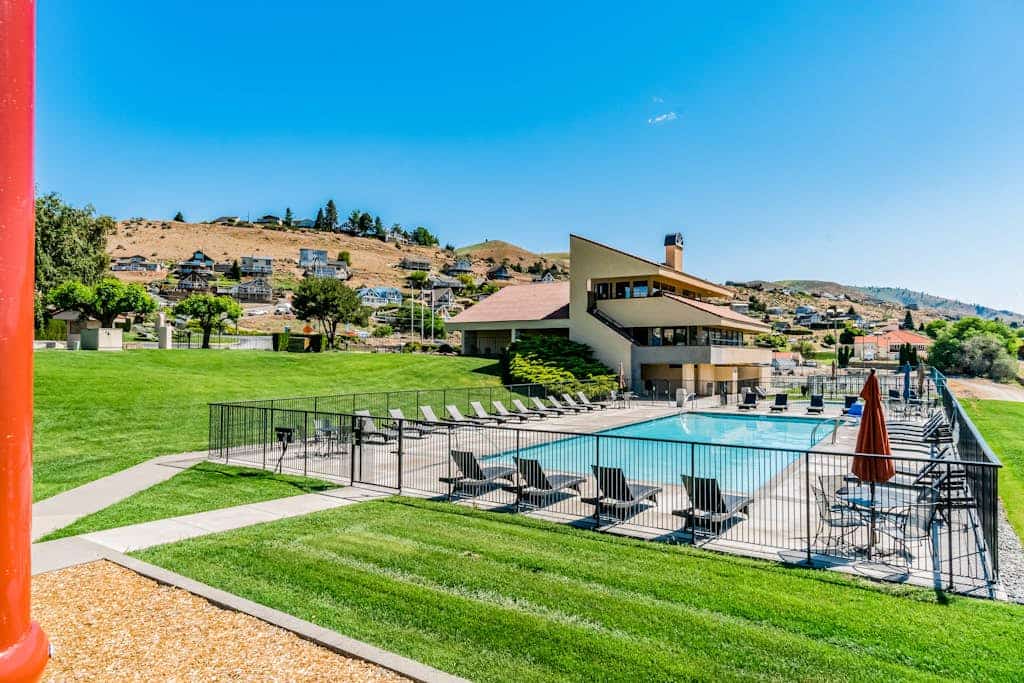Lakeside Condo w/Shared Pools, Hot tub & Tennis Court - Steps To Swimming Area