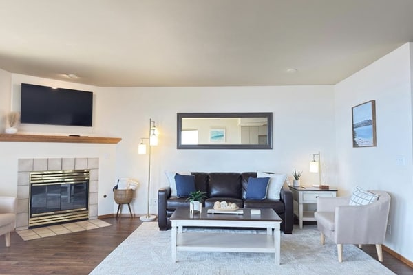 Stunning lakeside condo with shared pools, hot tub, and spectacular lake views